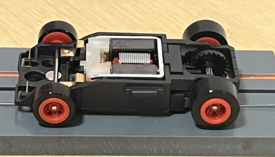 Bulldog Racing Chassis mit roten Rädern