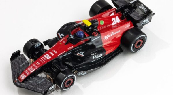 AFX Racing 22084 Alfa Romeo F1 #24 Guanyu