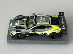 1:64 Diecast Aston Martin Vantage GT3 auf Bulldog Racing Chassis