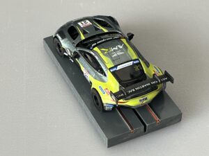 1:64 Diecast Aston Martin Vantage GT3 auf Bulldog Racing Chassis