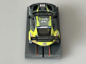 1:64 Diecast Aston Martin Vantage GT3 auf Bulldog Racing Chassis