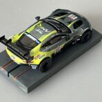 1:64 Diecast Aston Martin Vantage GT3 auf Bulldog Racing Chassis