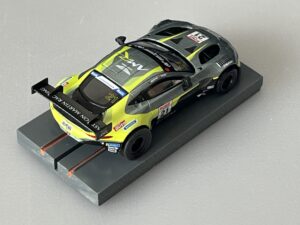 1:64 Diecast Aston Martin Vantage GT3 auf Bulldog Racing Chassis