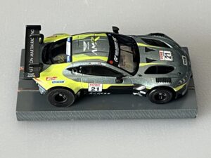 1:64 Diecast Aston Martin Vantage GT3 auf Bulldog Racing Chassis