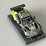 1:64 Diecast Aston Martin Vantage GT3 auf Bulldog Racing Chassis