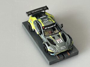 1:64 Diecast Aston Martin Vantage GT3 auf Bulldog Racing Chassis