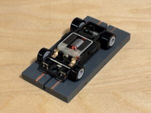 Bulldog Chassis mit grauen Rädern