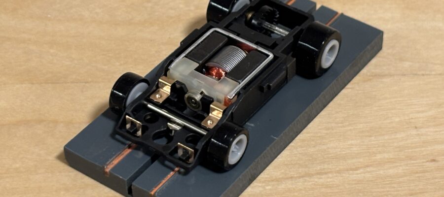 Bulldog Chassis mit grauen Rädern