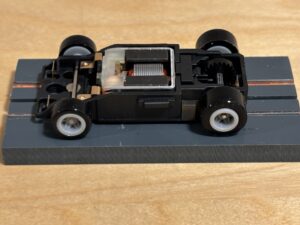 Bulldog Chassis mit grauen Rädern