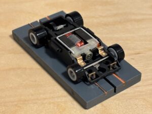 Bulldog Chassis mit grauen Rädern