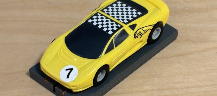 Micro Scalextric Jaguar XJ220 gelb #7