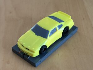 LifeLike/HCS Stock Car gelb mit BDR-Chassis