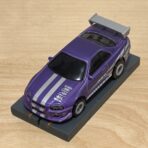 Johnny Lightning Nissan Skyline R34 purple mit BDR-Chassis