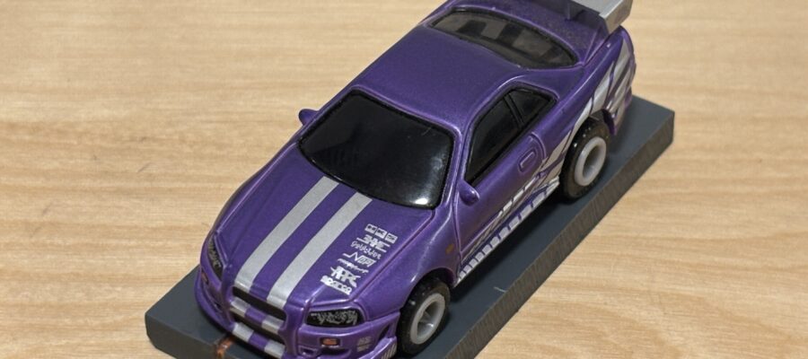Johnny Lightning Nissan Skyline R34 purple mit BDR-Chassis