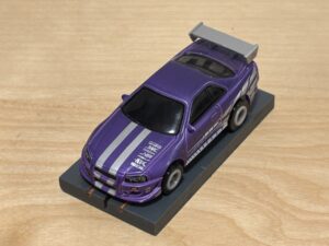 Johnny Lightning Nissan Skyline R34 purple mit BDR Chassis