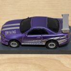 Johnny Lightning Nissan Skyline R34 purple mit BDR-Chassis