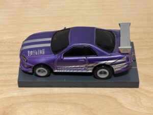 Johnny Lightning Nissan Skyline R34 purple mit BDR-Chassis