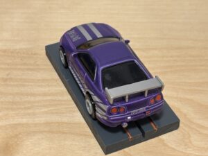 Johnny Lightning Nissan Skyline R34 purple mit BDR-Chassis