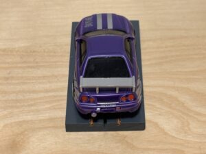 Johnny Lightning Nissan Skyline R34 purple mit BDR-Chassis