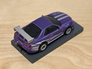 Johnny Lightning Nissan Skyline R34 purple mit BDR-Chassis