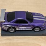 Johnny Lightning Nissan Skyline R34 purple mit BDR-Chassis
