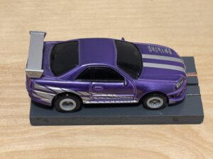 Johnny Lightning Nissan Skyline R34 purple mit BDR-Chassis