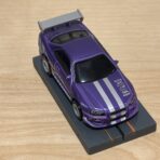Johnny Lightning Nissan Skyline R34 purple mit BDR-Chassis