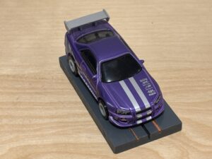 Johnny Lightning Nissan Skyline R34 purple mit BDR-Chassis