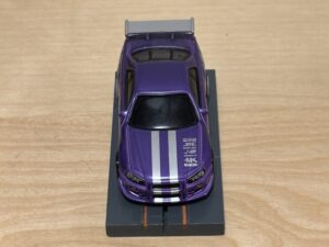 Johnny Lightning Nissan Skyline R34 purple mit BDR-Chassis