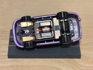 Johnny Lightning Nissan Skyline R34 purple mit BDR-Chassis