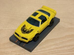 Auto World Pontiac Firebird gelb bespielt mit BDR-Chassis