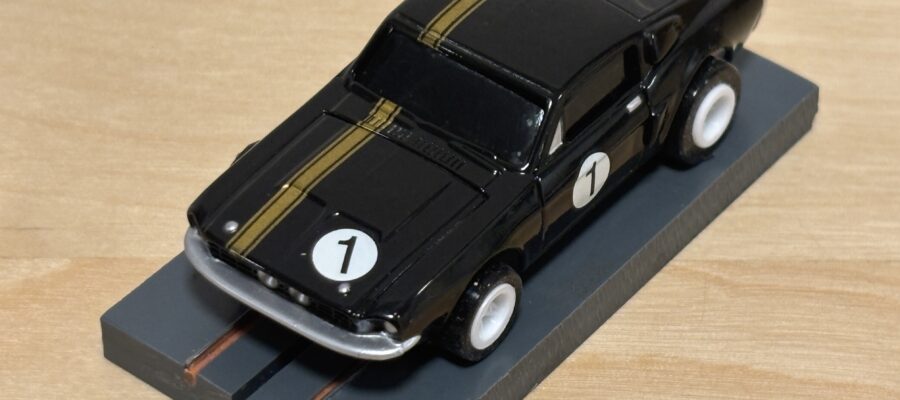 Johnny Lightning Shelby Mustang schwarz/gold #1 mit BDR Chassis