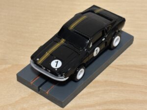 Johnny Lightning Shelby Mustang schwarz mit BDR Chassis