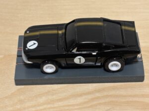 Johnny Lightning Shelby Mustang schwarz/gold #1 mit BDR Chassis