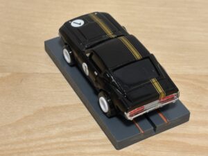 Johnny Lightning Shelby Mustang schwarz/gold #1 mit BDR Chassis