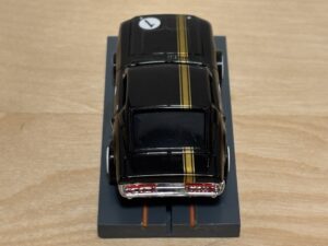 Johnny Lightning Shelby Mustang schwarz/gold #1 mit BDR Chassis