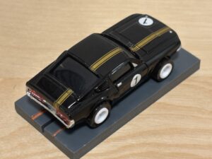 Johnny Lightning Shelby Mustang schwarz/gold #1 mit BDR Chassis