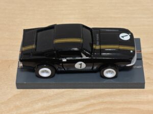 Johnny Lightning Shelby Mustang schwarz/gold #1 mit BDR Chassis