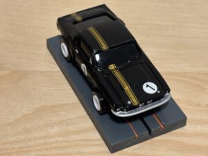 Johnny Lightning Shelby Mustang schwarz/gold #1 mit BDR Chassis