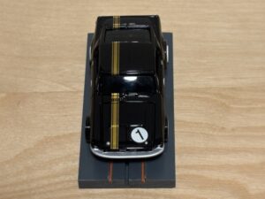 Johnny Lightning Shelby Mustang schwarz/gold #1 mit BDR Chassis