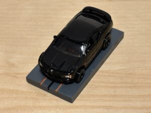 Auto World Dodge Challenger schwarz mit BDR Chassis