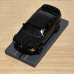 Auto World Dodge Challenger schwarz mit BDR Chassis