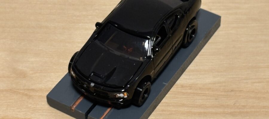 Auto World Dodge Challenger schwarz mit BDR Chassis