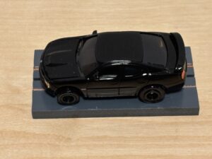 Auto World Dodge Challenger schwarz mit BDR Chassis