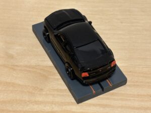 Auto World Dodge Challenger schwarz mit BDR Chassis