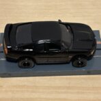 Auto World Dodge Challenger schwarz mit BDR Chassis