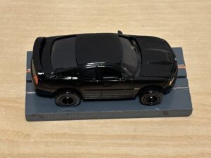 Auto World Dodge Challenger schwarz mit BDR Chassis