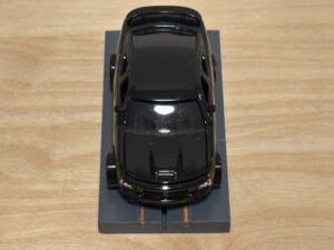 Auto World Dodge Challenger schwarz mit BDR Chassis