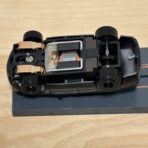 Auto World Dodge Challenger schwarz mit BDR Chassis