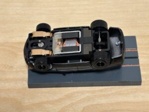 Auto World Dodge Challenger schwarz mit BDR Chassis